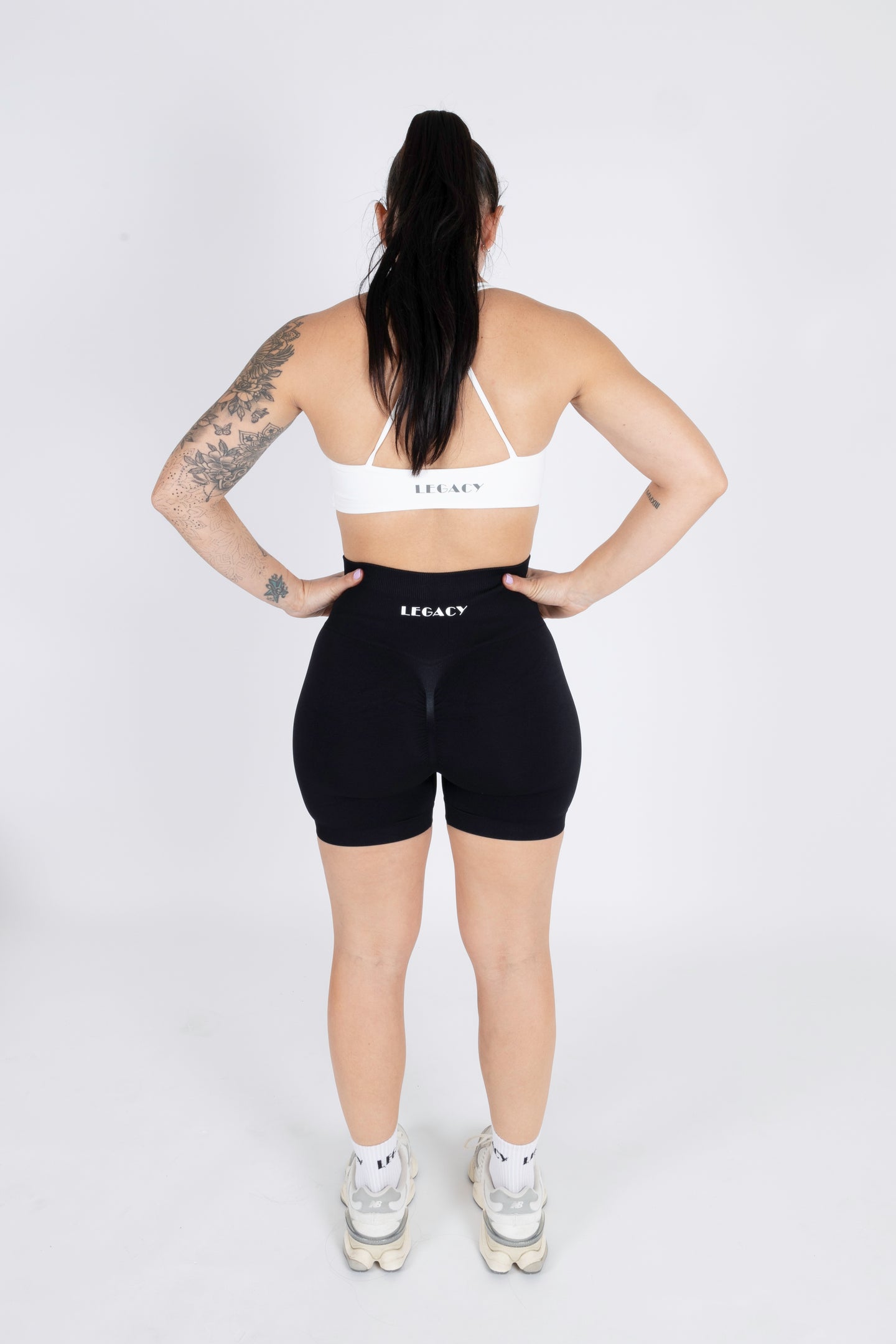 SEAMLESS SCRUNCH SHORTS - BLACK