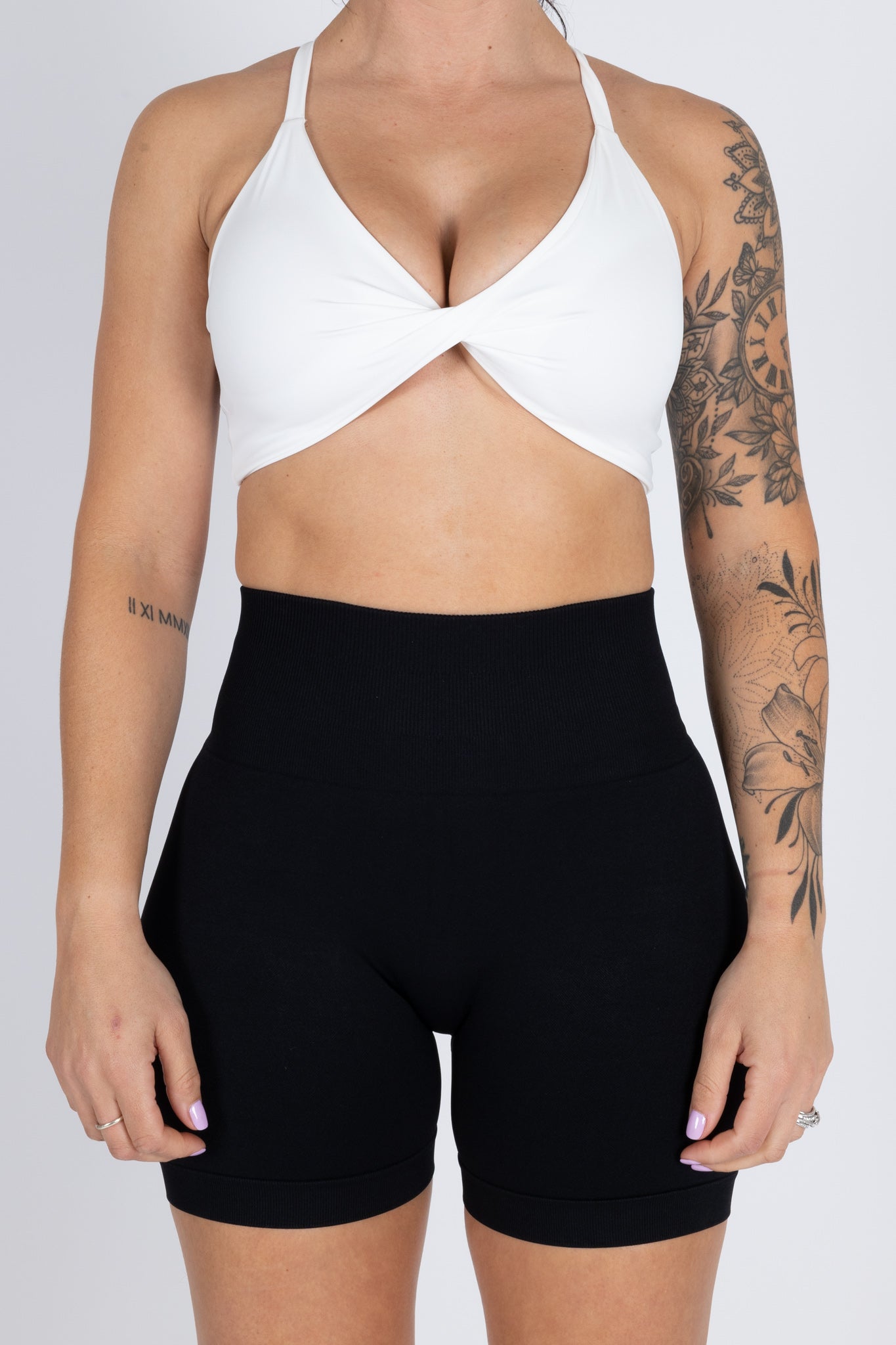 SEAMLESS SCRUNCH SHORTS - BLACK